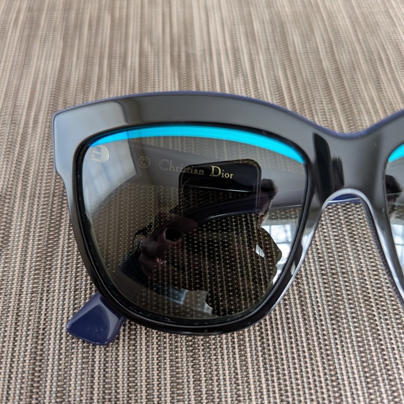 DIOR Graphic Collection, Like New - Picture 9 of 12